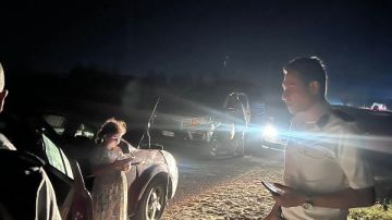 في وقت متأخر .. الشرطة تتدخل لإنقاذ أسرة عالقة على طريق السادات.. صور في وقت متأخر .. الشرطة تتدخل لإنقاذ أسرة عالقة على طريق السادات.. صور