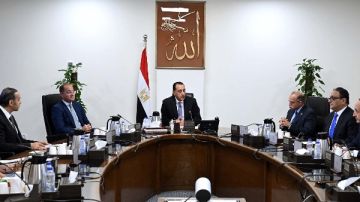 مدبولي يؤكد دعم الحكومة الكامل لجهود تطوير سوق رأس المال.. وعزام: البورصة ستتحرك خلال على مسارين متوازيين مدبولي يؤكد دعم الحكومة الكامل لجهود تطوير سوق رأس المال.. وعزام: البورصة ستتحرك خلال على مسارين متوازيين