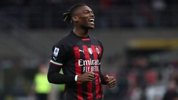 نفس استايل لياو.. أحمد الطيب يتغنى بنجم الزمالك