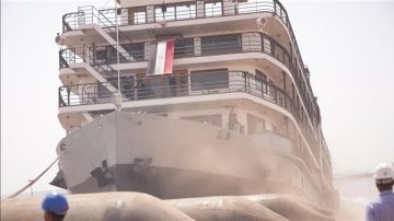 إنزال الفندق العائم أوجيني للمياه خلف السد العالي في أسوان (صور) إنزال الفندق العائم أوجيني للمياه خلف السد العالي في أسوان (صور)