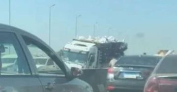 انقلاب سيارة محملة بالعنب على الطريق الدائرى اتجاه قليوب