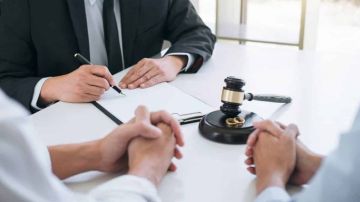 خلعتني زوجتي وتطالبني بقائمة المنقولات فهل لها ذلك ؟ .. عطية لاشين يجيب