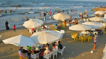 شواطئ بورسعيد تستقبل آلاف الزوار خلال عطلة نهاية الأسبوع