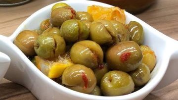 طريقة عمل الزيتون المدقوق في 3 أيام فقط.. وصفة سريعة ولذيذة لمحبي المخللات طريقة عمل الزيتون المدقوق في 3 أيام فقط.. وصفة سريعة ولذيذة لمحبي المخللات