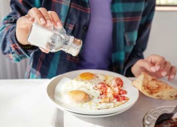 نص معلقة ملح زيادة قد تصيبك بمرض خطير.. أعراضه تشمل تشقق الجلد نص معلقة ملح زيادة قد تصيبك بمرض خطير.. أعراضه تشمل تشقق الجلد