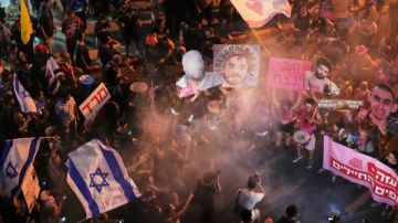 إسرائيل تهتز باحتجاجات واسعة تطالب بعودة الرهائن وسط انتقادات لنتنياهو صور إسرائيل تهتز باحتجاجات واسعة تطالب بعودة الرهائن وسط انتقادات لنتنياهو صور