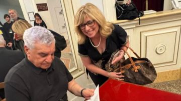 زاهي حواس يوقع رواية خوفو وذات العيون الذهبية في إيطاليا زاهي حواس يوقع رواية خوفو وذات العيون الذهبية في إيطاليا