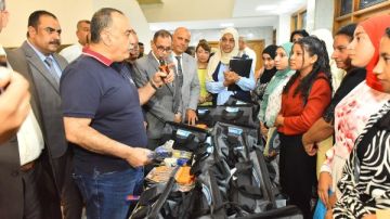 محافظ أسيوط يدعم أول تجربة لتدريب الفتيات على السباكة ويسلم 27 طالبة من المدارس الثانوية الصناعية أدوات العمل محافظ أسيوط يدعم أول تجربة لتدريب الفتيات على السباكة ويسلم 27 طالبة من المدارس الثانوية الصناعية أدوات العمل