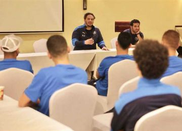 ممدوح عيد يفاجئ لاعبي بيراميدز قبل مباراة الإسماعيلي في الدوري ممدوح عيد يفاجئ لاعبي بيراميدز قبل مباراة الإسماعيلي في الدوري