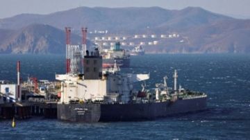 أسعار النفط تتكبد خسارة شهرية وسط توقعات بفائض في المعروض أسعار النفط تتكبد خسارة شهرية وسط توقعات بفائض في المعروض