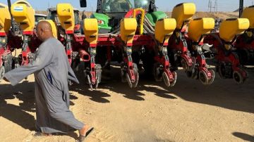 رئيس جهاز تحسين الأراضي يتفقد محطة الزراعة الآلية في توشكى لمتابعة العمل رئيس جهاز تحسين الأراضي يتفقد محطة الزراعة الآلية في توشكى لمتابعة العمل