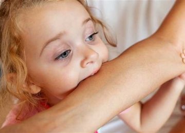  طلعت مشكله نفسيه .. حيل ذكية للتعامل مع سلوك العض عند الأطفال