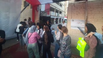 بأعلام مصر.. إقبال من الناخبين على لجان الجيزة .. شاهد