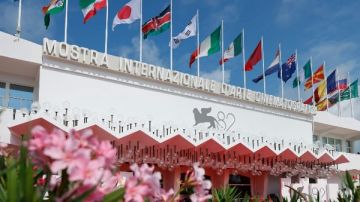 بدء توافد النجوم على السجادة الحمراء لحفل افتتاح مهرجان فينيسيا