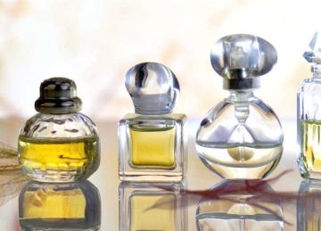 خبير يحذر: العطور ممنوعة قبل النزول في الشمس