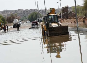 كسر مفاجئ بخط الطرد الرئيسي لمحطة الكرور في أسوان يغرق طريق فيله- الشلال كسر مفاجئ بخط الطرد الرئيسي لمحطة الكرور في أسوان يغرق طريق فيله- الشلال