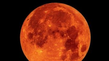 مشهد نادر.. القمر يتحول للون الأحمر فى هذا الموعد