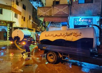 بسبب إنشاءات المترو.. كسر خط صرف صحي في الإسكندرية