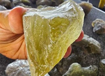 جمارك الصادرات الجوية بمطار القاهرة تحبط محاولة تهريب كمية من الأحجار النادرة