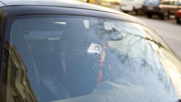شرخ زجاج السيارة الأمامي بسبب الحجارة.. إصلاح أم استبدال؟