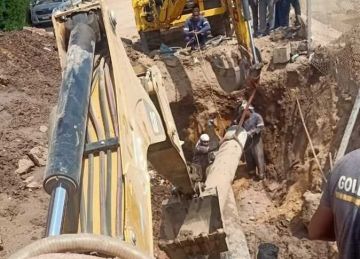 كسر خط المياه الرئيسي بإدفو في أسوان.. والمحافظ: الدفع بسيارات مياه لتوفير احتياجات المواطنين كسر خط المياه الرئيسي بإدفو في أسوان.. والمحافظ: الدفع بسيارات مياه لتوفير احتياجات المواطنين