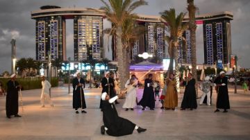 مهرجان ليالينا في العلمين يواصل تألقه وسط تفاعل جماهيري كبير مهرجان ليالينا في العلمين يواصل تألقه وسط تفاعل جماهيري كبير