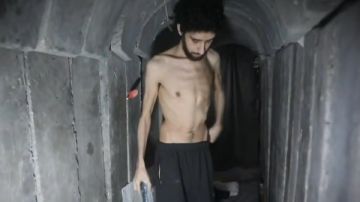 أسرى الجوع في غزة... القسام تنشر مشاهد صادمة لأسير إسرائيلي هزيل ينتظر صفقة مفقودة فيديو