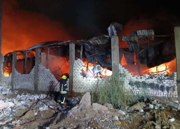 السيطرة على حريق بمصنع أحذية في القليوبية (صور)