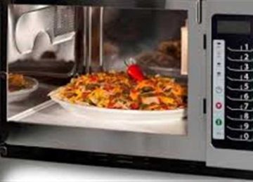 ليس بالليمون أو الخل ..طريقة غير متوقعة لتنظيف الميكروويف دون الحاجة للفرك