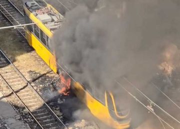 ألسنة اللهب أثارت فزع الركاب.. السيطرة على حريق في ترام الرمل بالإسكندرية (صور)