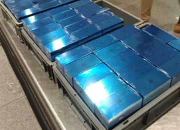 إحباط محاولتي تهريب مستحضرات تجميل وأقراص مخدرة عبر مطار برج العرب (صور)