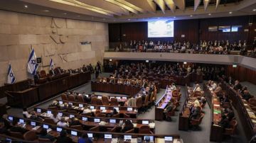 البث الإسرائيلية: مخاوف داخل الائتلاف الوزاري من انضمام جانتس للحكومة البث الإسرائيلية: مخاوف داخل الائتلاف الوزاري من انضمام جانتس للحكومة