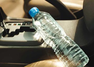 لـ 3 أسباب.. لا تشرب من زجاجة الماء المتواجدة في السيارة
