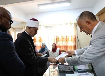 مفتي الجمهورية يدلي بصوته في انتخابات مجلس الشيوخ 2025.. ويؤكد: المشاركة مسؤولية وطنية وأمانة شرعية (صور) مفتي الجمهورية يدلي بصوته في انتخابات مجلس الشيوخ 2025.. ويؤكد: المشاركة مسؤولية وطنية وأمانة شرعية (صور)