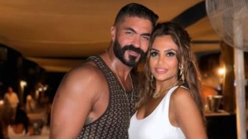 أجواء ساحلية.. صور جديدة من احتفال خالد سليم بعيد ميلاد زوجته