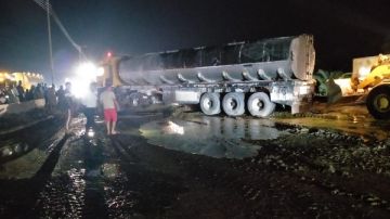 كفر الشيخ .. انقلاب تريلا محملة بزيت طعام على الطريق الدولي