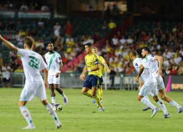 الأهلي يتوج بطلا لكأس السوبر السعودي على حساب النصر (فيديو) الأهلي يتوج بطلا لكأس السوبر السعودي على حساب النصر (فيديو)