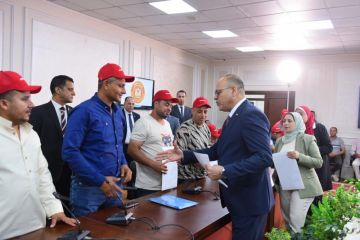 وزير العمل يسلم عقود عمل جديدة لعمال اجتازوا الاختبارات فى البوسنة والهرسك
