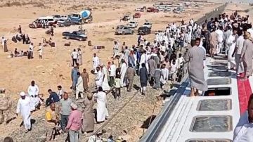 ناجي من انقلاب قطار مطروح: ماشي بسرعة عادية وسمعنا صوت في القضبان وفجأة انقلب