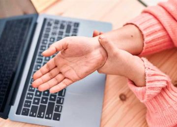 هل تؤثر الكتابة بشكل مستمر على معصم اليد؟ متلازمة النفق الرسغي بين الأسباب والعلاج