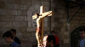 استبدال صليب بنجمة داوود .. سياح إسرائيليون يثيرون غضبا في ويلز استبدال صليب بنجمة داوود .. سياح إسرائيليون يثيرون غضبا في ويلز