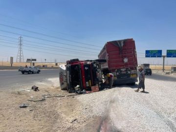 انقلاب مقطورة ثم اصطدامها بسيارة ملاكي بطريق السويس الصحراوي