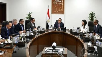 رئيس الوزراء يتابع مشروعات تحلية مياه البحر ويؤكد توطين الصناعة في مصر رئيس الوزراء يتابع مشروعات تحلية مياه البحر ويؤكد توطين الصناعة في مصر