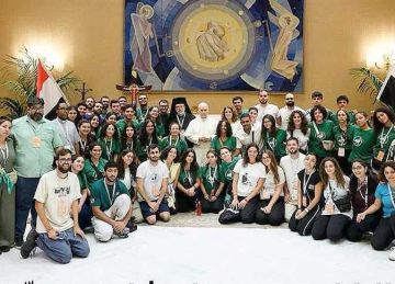 فقدوا إحدى رفيقاتهم.. البابا لاون يستقبل وفدا من شباب مصريين (تفاصيل)