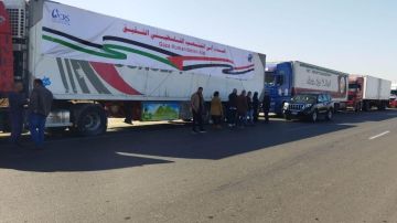 قوافل زاد العزة تواصل العبور إلى قطاع غزة وسط تزايد عدد الشاحنات قوافل زاد العزة تواصل العبور إلى قطاع غزة وسط تزايد عدد الشاحنات