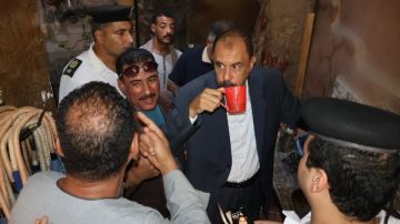 مواطن بالبربا : بنشرب من المجاري .. ومحافظ سوهاج يرد: المياه حلوة أهي.. أنا شربت قدامك شاهد مواطن بالبربا : بنشرب من المجاري .. ومحافظ سوهاج يرد: المياه حلوة أهي.. أنا شربت قدامك شاهد