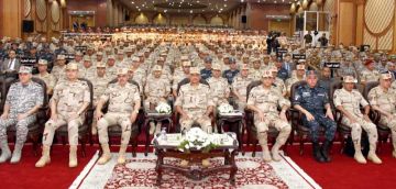 وزير الدفاع يلتقى بعدد من مقاتلى المنطقة الشمالية العسكرية وزير الدفاع يلتقى بعدد من مقاتلى المنطقة الشمالية العسكرية