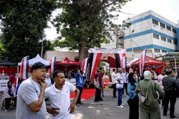  وكمان مصاريف على الفاضي .. نجيب ساويرس يعلق على منشور بشأن انتخابات مجلس الشيوخ في مصر