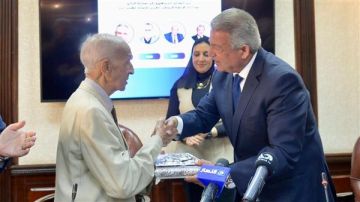 المهندس خالد عبدالعزيز يكرم رائد الإعلام العربي فهمي عمر