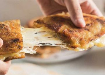  لسهرة يوم الخميس .. حضري حواوشي البطاطس ببقايا الثلاجة (الطريقة والخطوات)